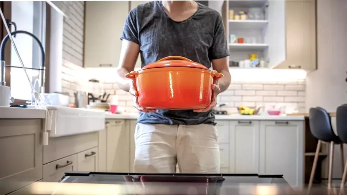 Cu ce să cureți arsura și grăsimea întărită de pe oalele de ceramică. Amestecul ieftin care le face ca noi în doar 3 minute