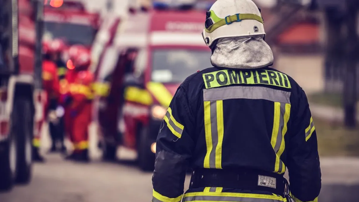 Incendiu puternic în București, la o clădire a Liceului Timpuri Noi. Pompierii au intervenit cu zece autospeciale