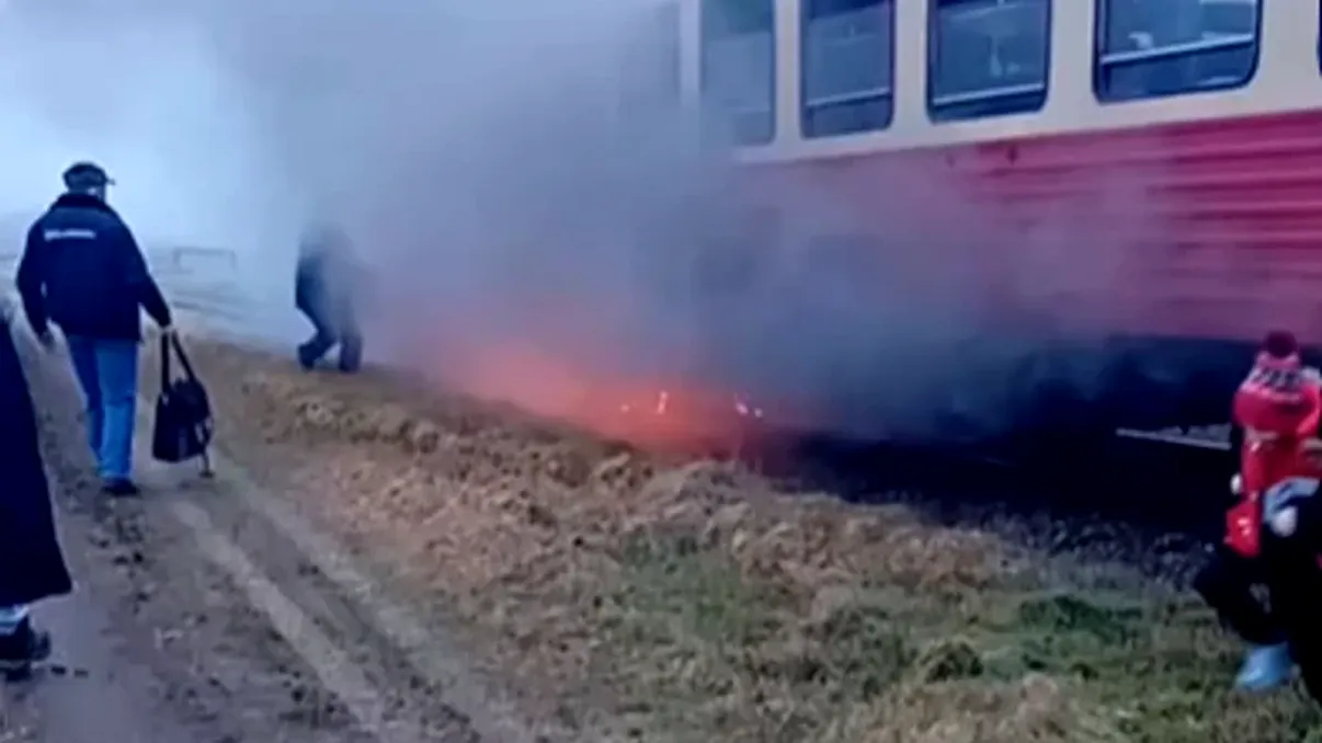Incendiu într-un tren cu pasageri din Arad. Locomotiva a luat foc, oamenii s-au autoevacuat imediat