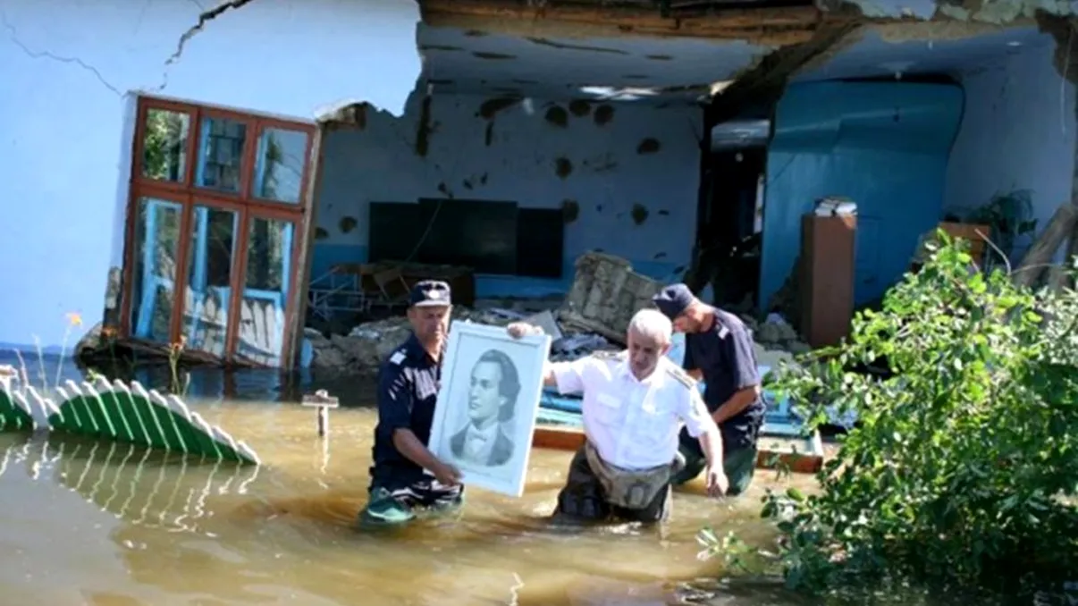 O imagine cât o mie de cuvinte: cum a fost salvat tabloul marelui poet Mihai Eminescu dintr-o casă inundată, acum 15 ani