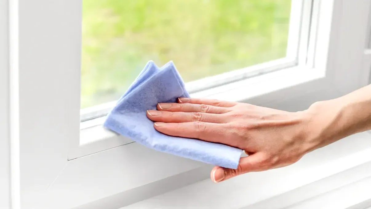 Uită de oțet sau amoniac: soluția banală care îți curăță geamurile și ți le lasă strălucitoare ca lacrima