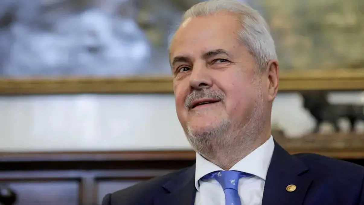 Adrian Năstase, imagine ciudată. Cum a apărut fostul premier pe reţelele de socializare. Foto