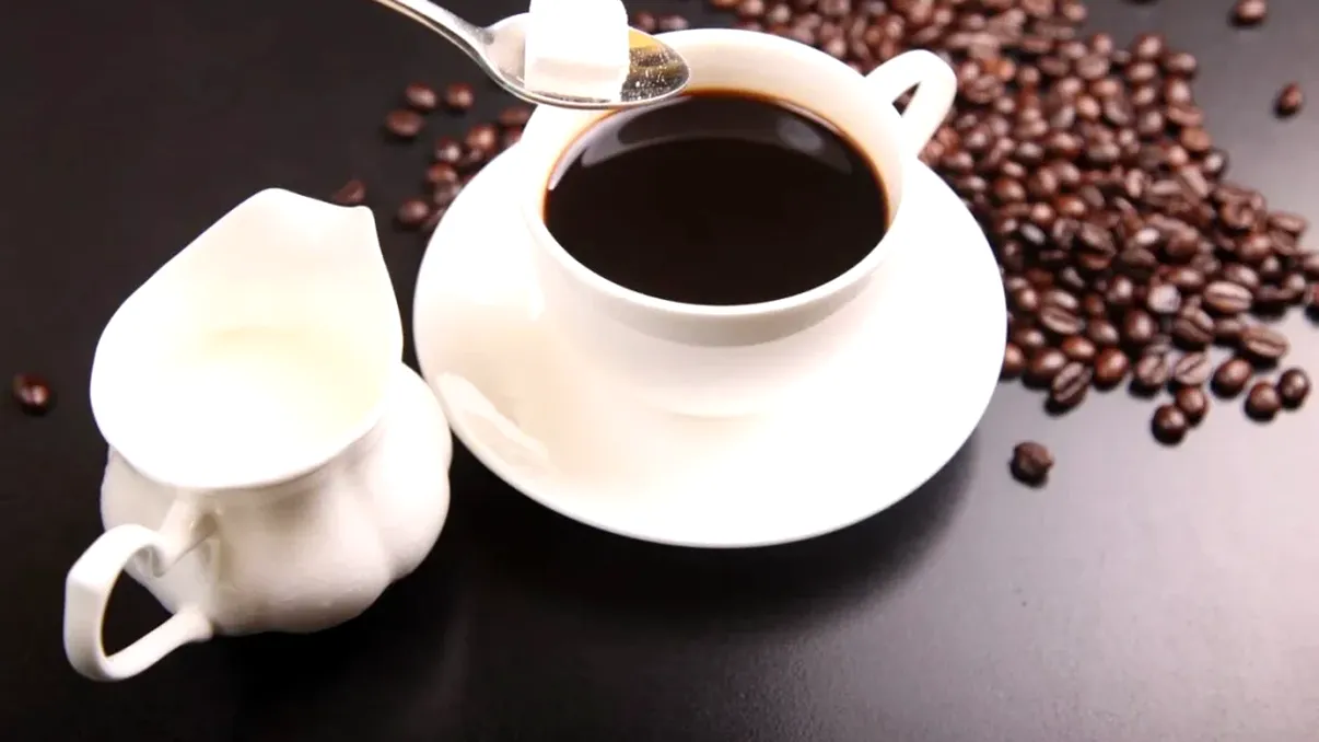 Ce apă nu trebuie folosită niciodată la prepararea cafelei. Greșeala care îi strică aroma