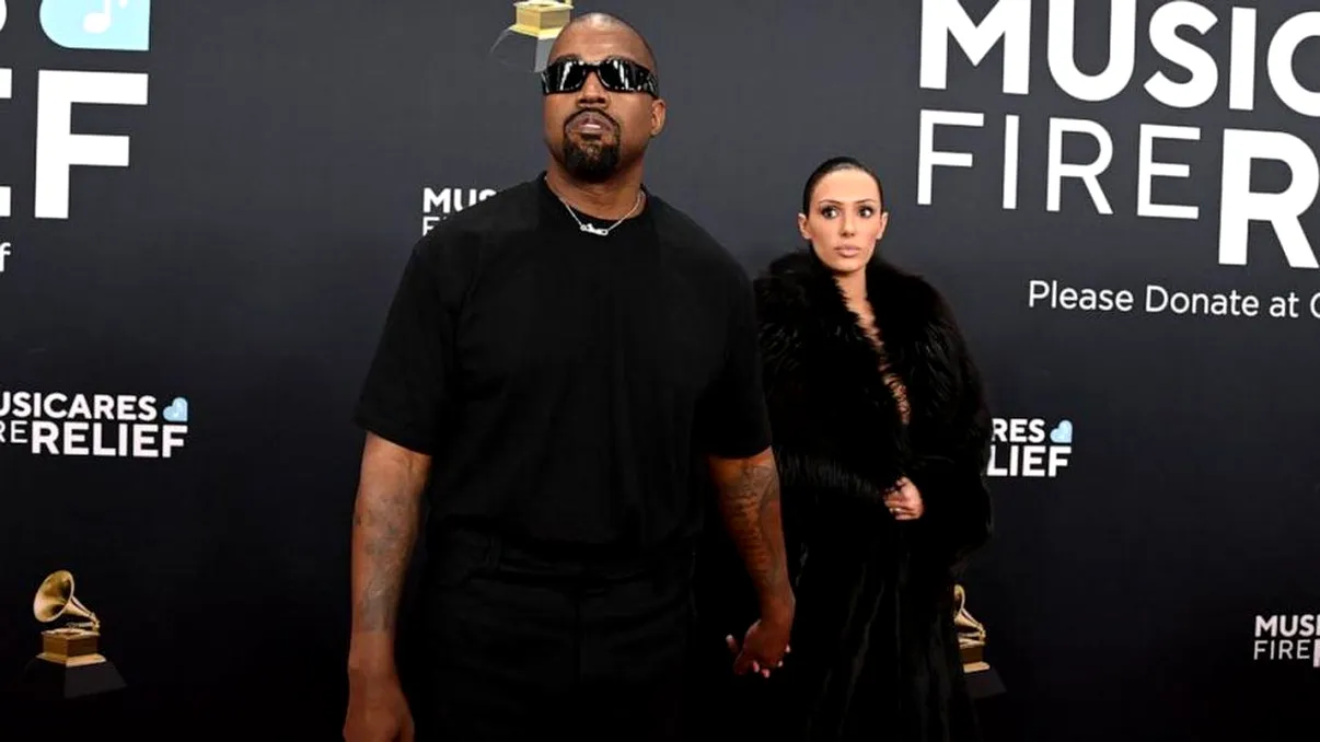Ce i-a șoptit Kanye West soției sale înainte de momentul controversat de la Premiile Grammy 2025. Un cititor pe buze a dezvăluit totul