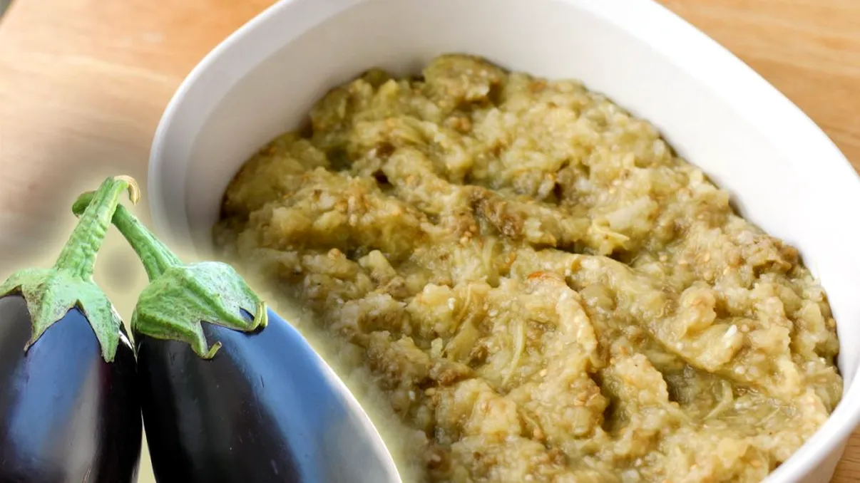 Ce pun moldovencele în salata de vinete pentru un gust mai bun. Ingredientul secret pe care îl adaugă la final