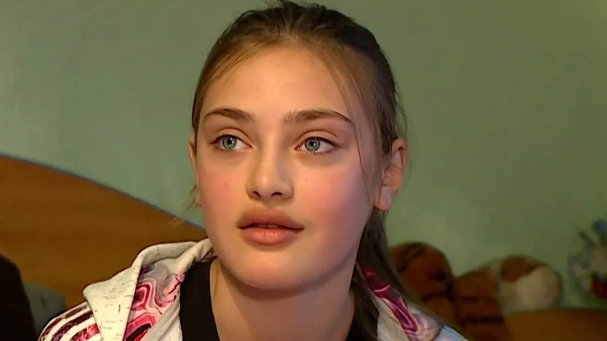 Cum arată acum “Păpușa de la Glina”. Adina Asăvoaie are 18 ani și este complet schimbată