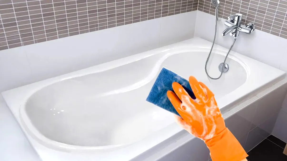Cum să albești cada rapid, fără clor sau înălbitor. Trucul secret folosit în hoteluri ca să arate impecabil ani la rând