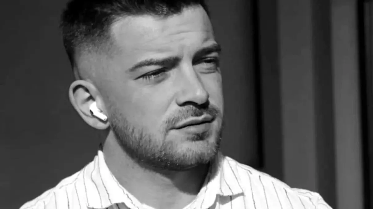 Durere mare la înmormântarea lui Andrei Perneș de la Mireasa. Obiectul pus pe sicriu a atras atenția tuturor celor prezenți la slujbă. Foto