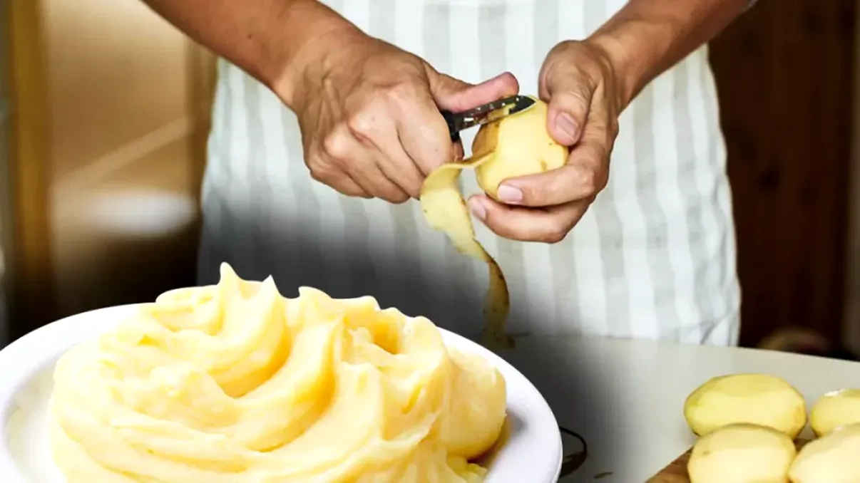 Secretul moldovencelor pentru cel mai bun piure. Ingredientul pe care îl adaugă la final face o diferență uriașă de gust