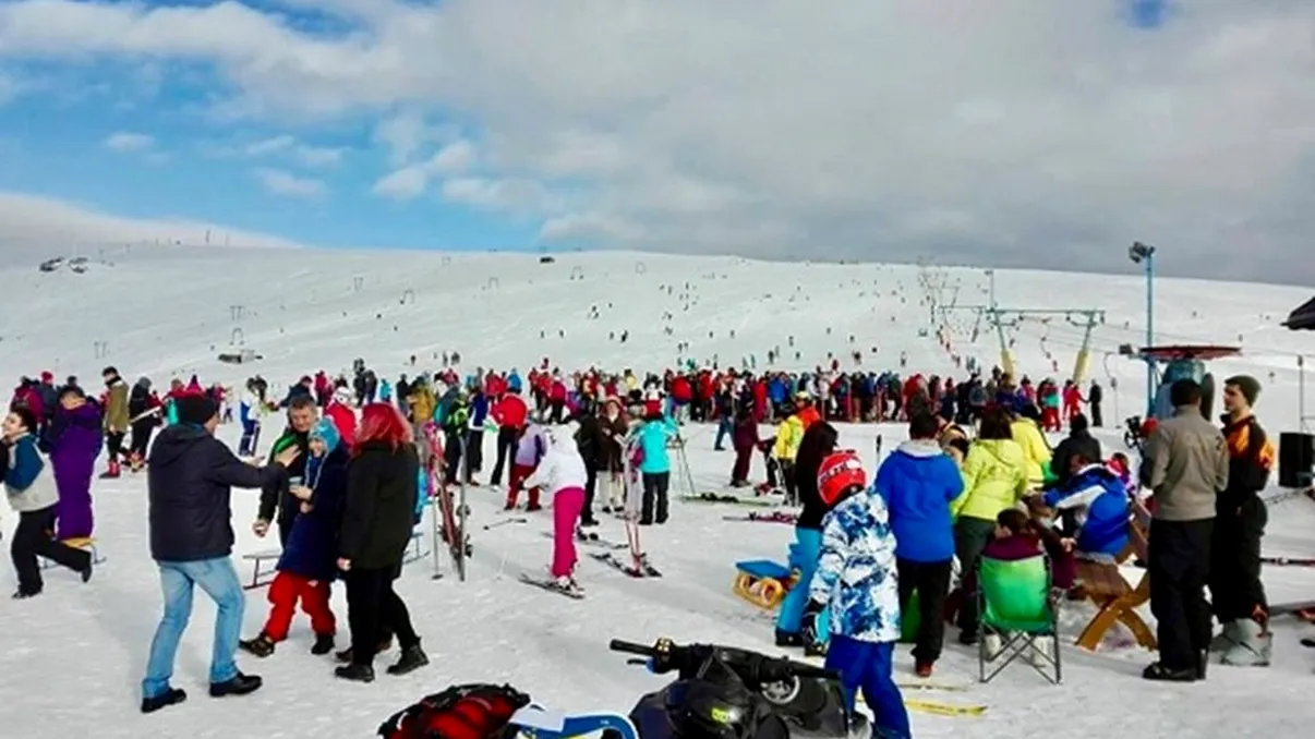 Stațiunea din România care a renăscut din propria cenușă. Este ideală pentru vacanța de schi, prețurile sunt mici și mâncarea delicioasă