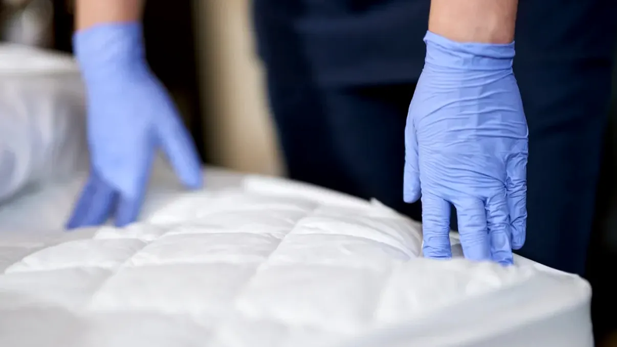 Cum să cureți salteaua cu bicarbonat de sodiu. Trucul e folosit și în hotelurile de lux. Va arăta mereu impecabil