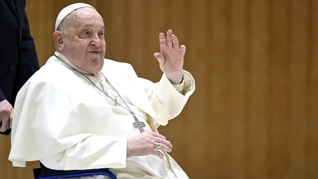Papa Francisc, prima apariție publică după o lună de spitalizare. Boala a lăsat semne vizibile pe chipul Suveranului Pontif FOTO