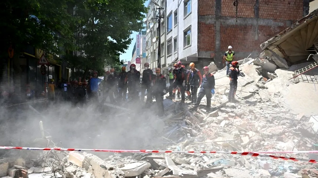 De ce s-ar fi prăbușit blocul din Roma, primele ipoteze dezvăluie nereguli grave la clădire. Salvatorii se chinuie să mai găsească supraviețuitori: „Încercăm să îi găsim”