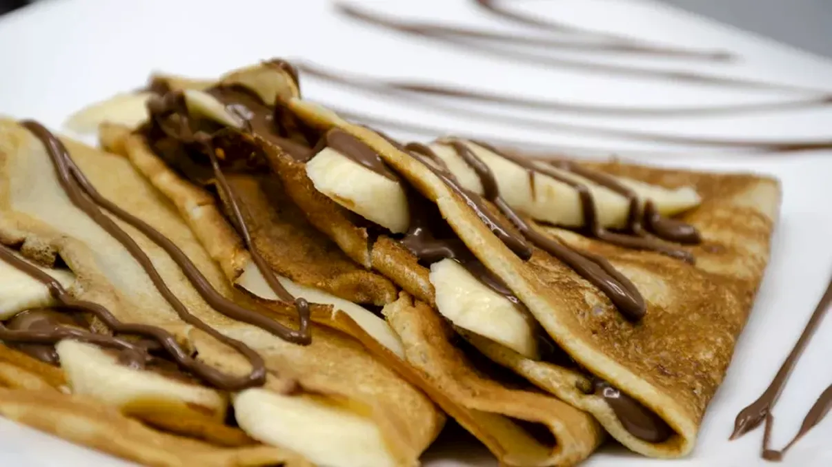 De ce se lipesc clătitele de tigaie, de fapt? Nu vasul este problema, compoziția face diferența. Trucul cu care nu vei da greș