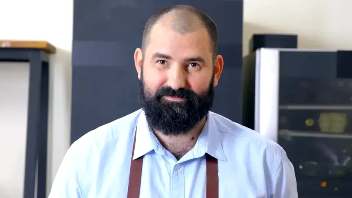 Secretul lui Adi Hădean pentru cea mai gustoasă friptură de miel. Ce face cu carnea înainte de a o băga la cuptor. Așa iese mult mai fragedă