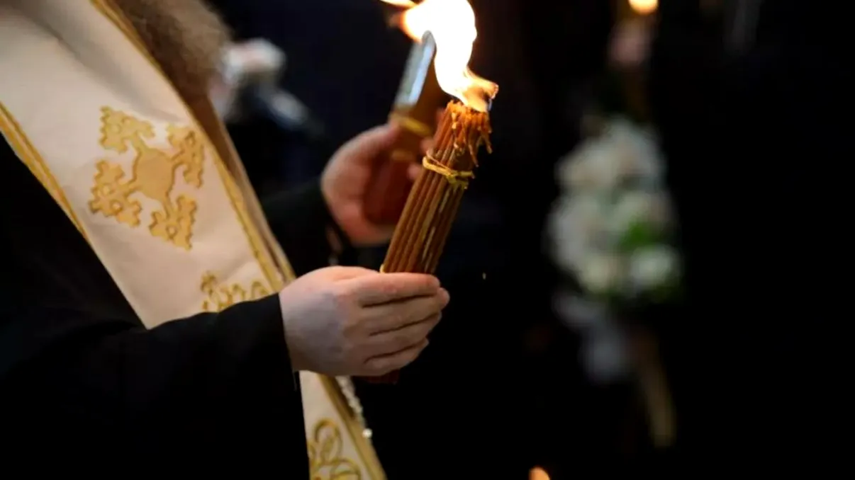 De ce aprindem lumânări în Noaptea de Înviere. Ce semnifică gestul de a duce Lumina acasă