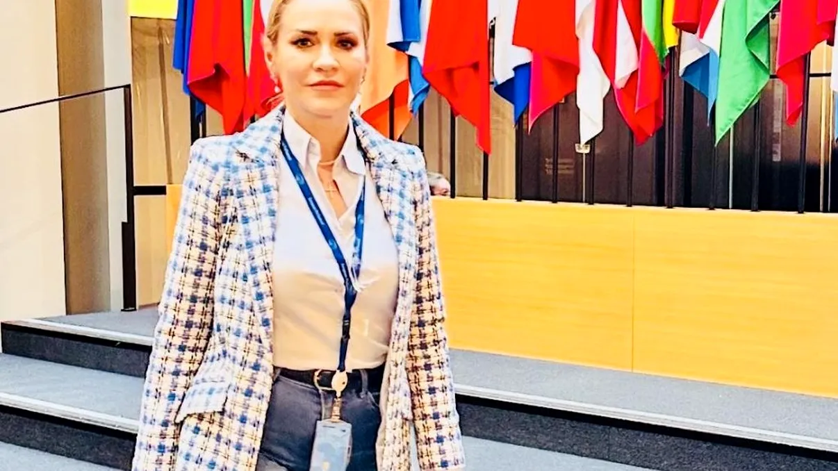 Gabriela Firea, la mall împreună cu fiul ei. Detaliul care a atras toate privirile, fostul primar al Capitalei are un aer modern