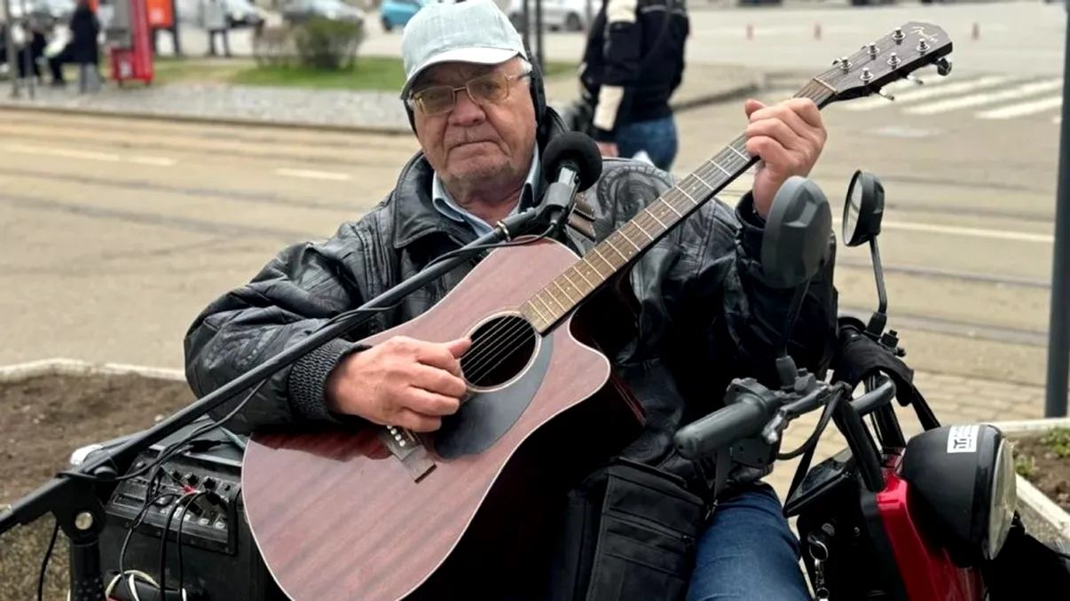 Un artist îndrăgit al României, lăsat uitării. A ajuns să cânte pe strada pentru a avea ce mânca