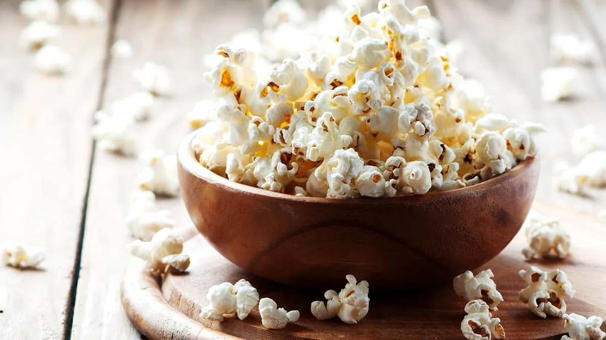 Cum faci popcorn ca la cinema? Ingredientul banal care schimbă tot gustul