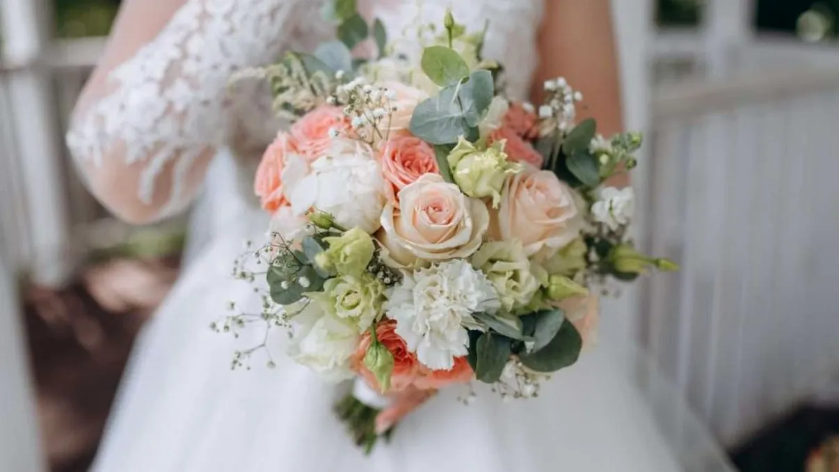 Cât cheltuie miresele pe buchet în 2025. Accesoriul nelipsit de la nuntă, tot mai scump: „Prețul crește în funcție de flori și dimensiune”