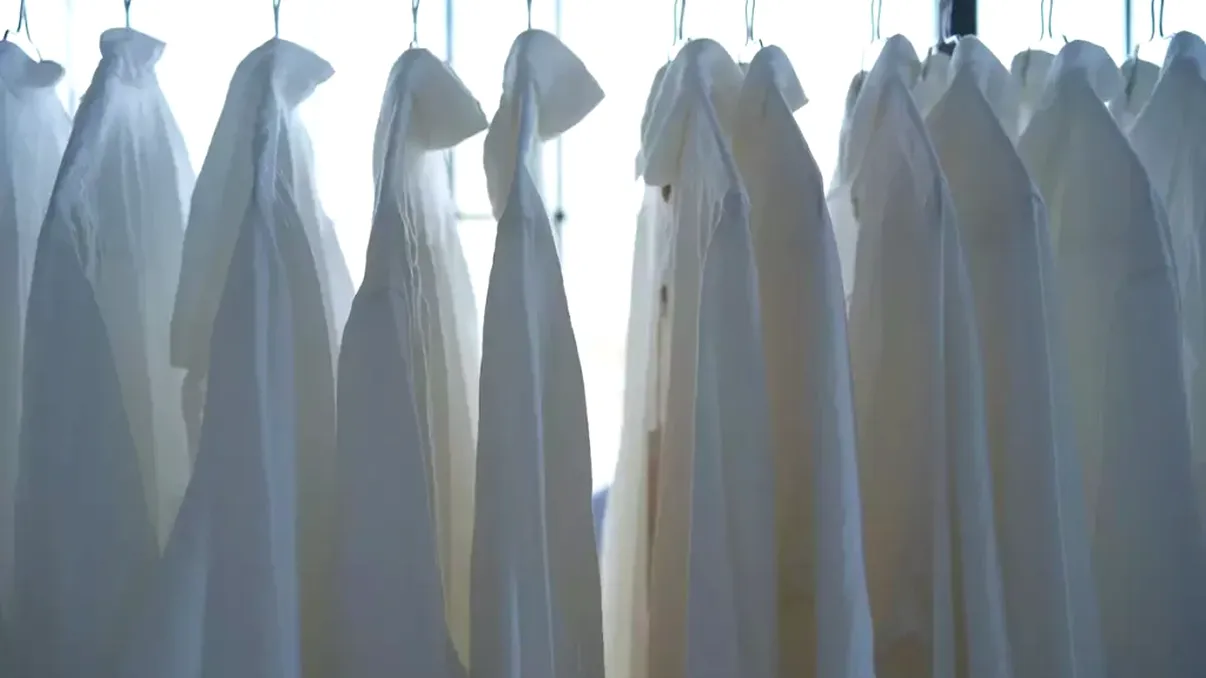 Trucul din bucătărie care albește hainele fără înălbitor. Funcționează perfect pe pete, fără clor, fără chimicale