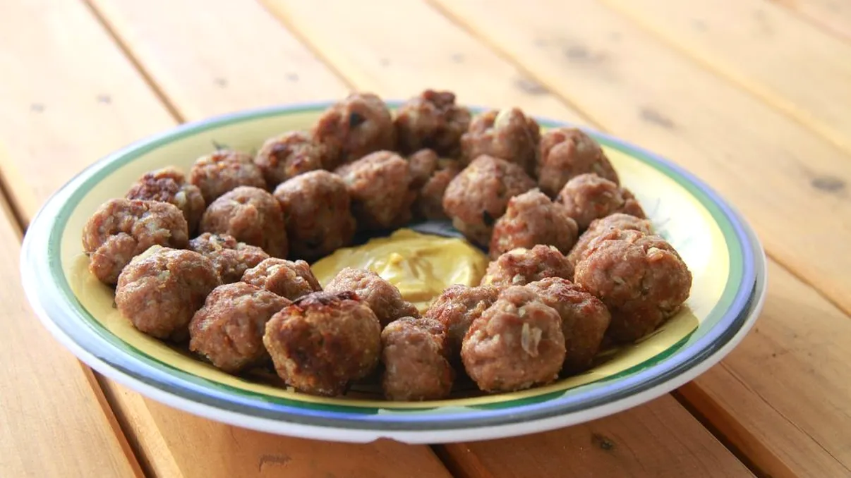 Prin ce să dai chiftelele înainte de a le prăji pentru a fi crocante. Aşa fac şi bucătarii din restaurantele tradiţionale