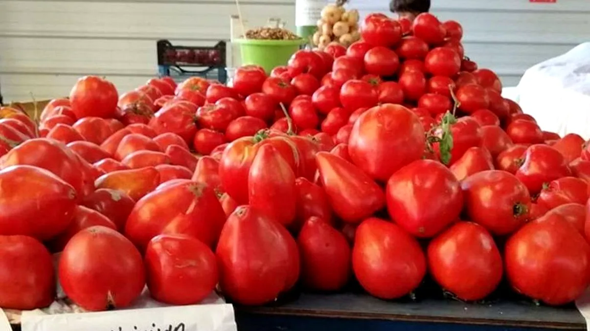 Cum recunoști roșiile tratate cu chimicale: semnele simple la care să fii atent înainte de a le cumpăra