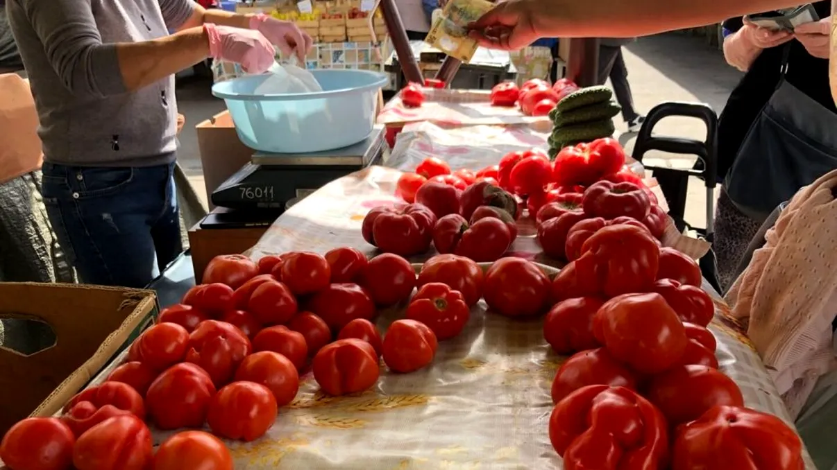 Roşii româneşti din 9 pieţe, duse la analize. Doar într-un singur loc n-au fost pline de pesticide