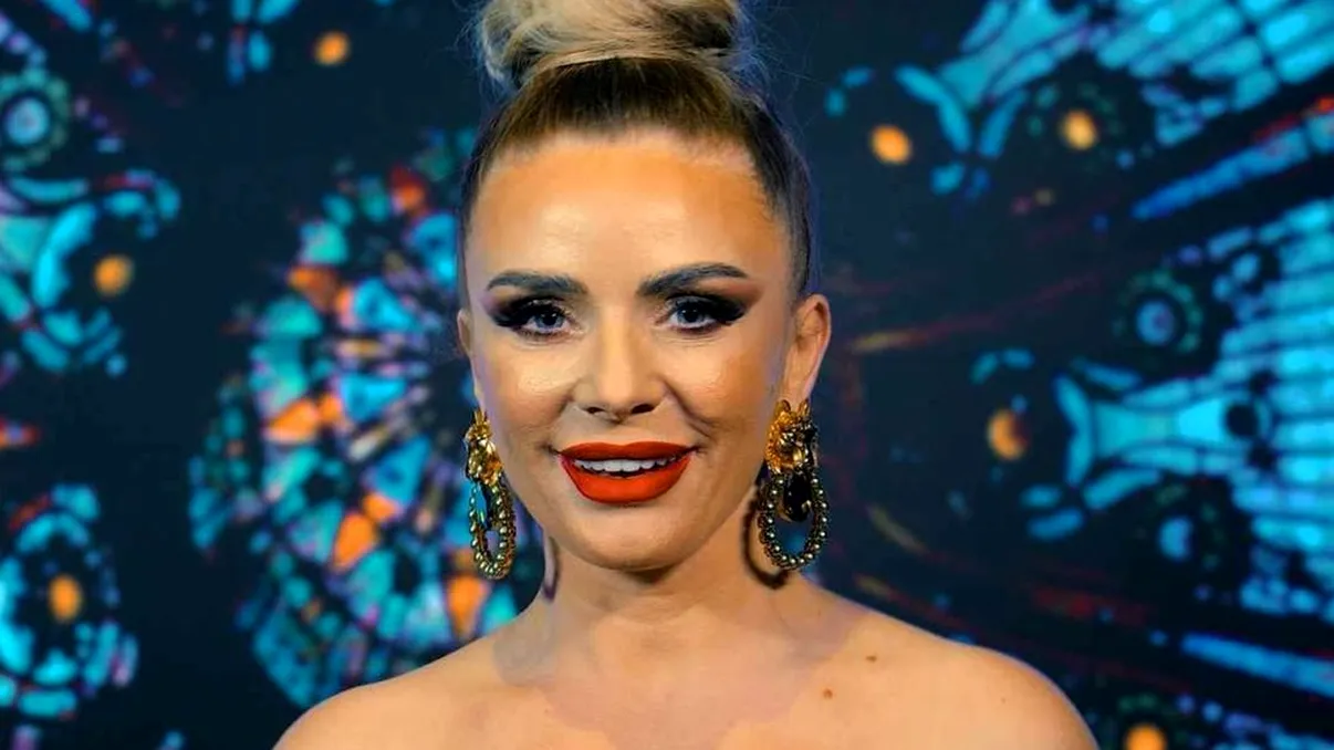 Cântăreaţa de muzică populară a ajuns pe mâna esteticianului. Marcela Fota a recunoscut fără ezitări intervenţia estetică de la nivelul feţei