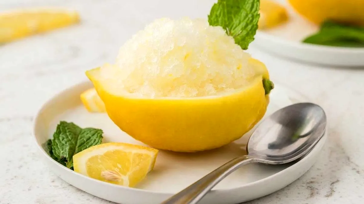 Granita de lămâie făcută în casă. Cum prepari deliciul verii fără coloranţi şi alte ingrediente false