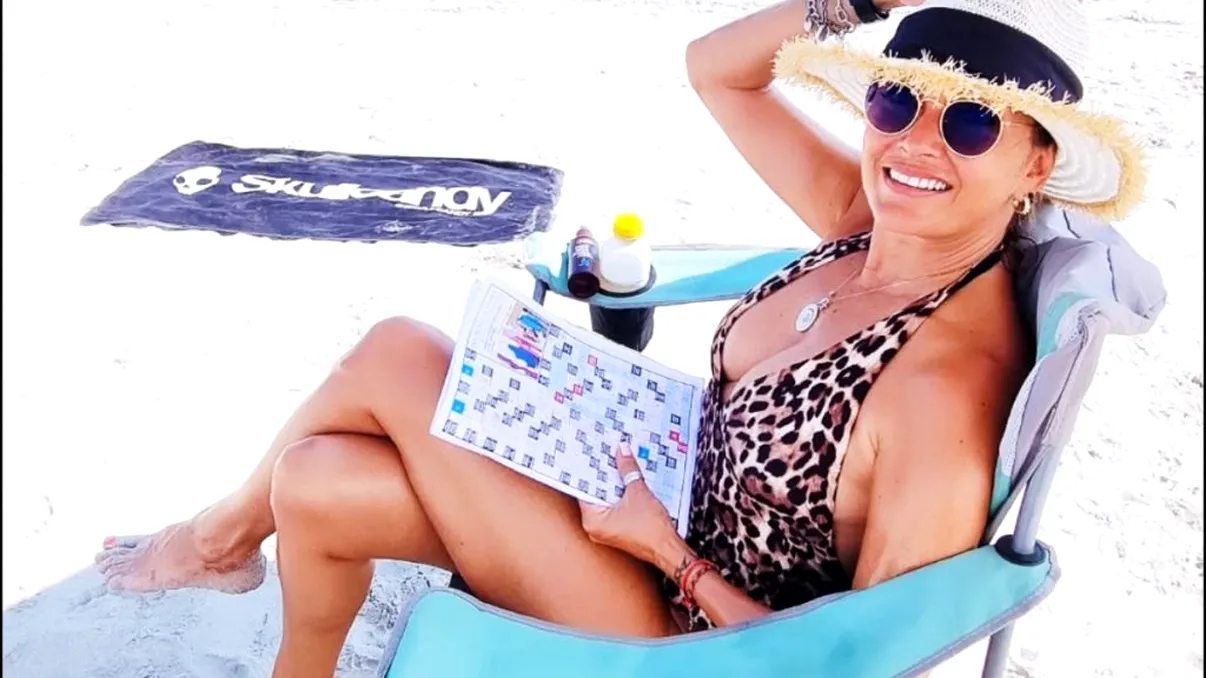 Anca Țurcașiu, cu nepoțica, la plajă. Reacția prietenilor de pe Facebook a fost promptă: ”Nu prea arăți a bunică!” FOTO