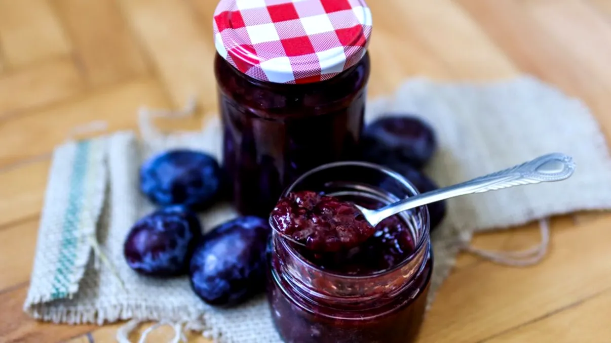 Magiun de prune, reţeta veche. Cât se fierb fructele pentru o consistenţă perfectă