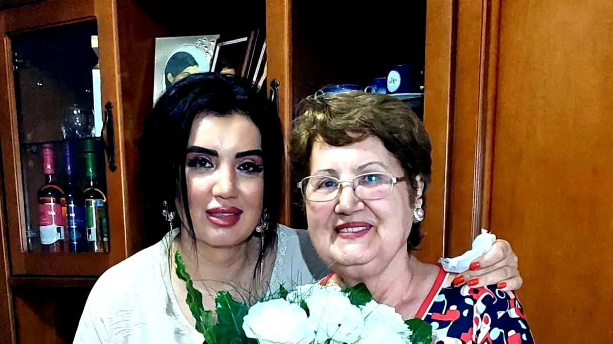 O nouă lovitură pentru Adriana Bahmuţeanu. Mama vedetei a murit, anunţul a fost făcut de sora prezentatoarei TV