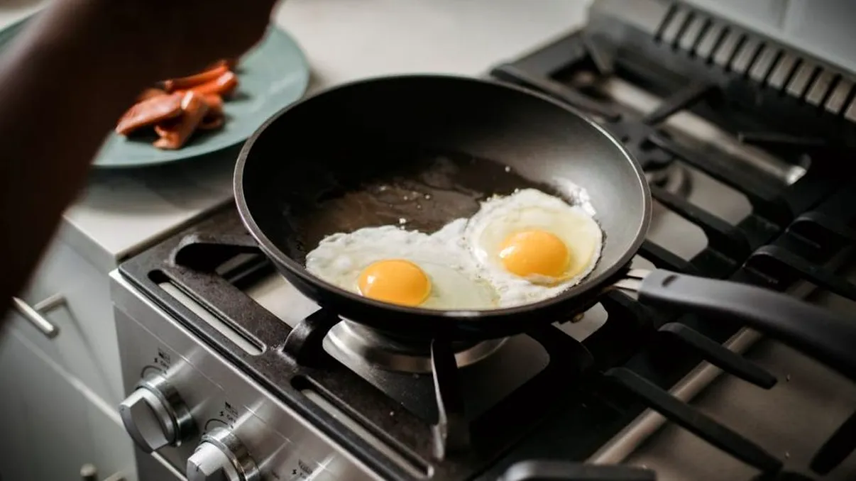 Secretele ouălor prăjite perfecte. Un ingredient banal face toată diferența