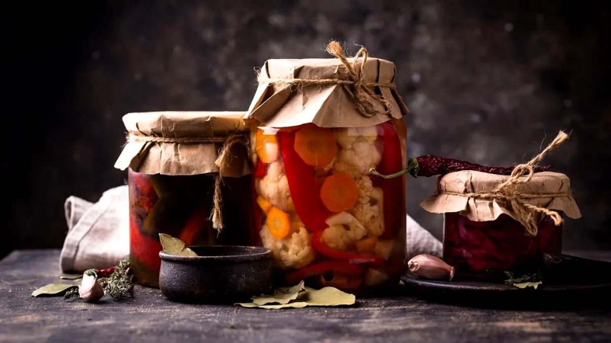 Cea mai simplă rețetă de murături. Ies crocante, gustoase și fără să se înmoaie. Secretul e într-un singur ingredient