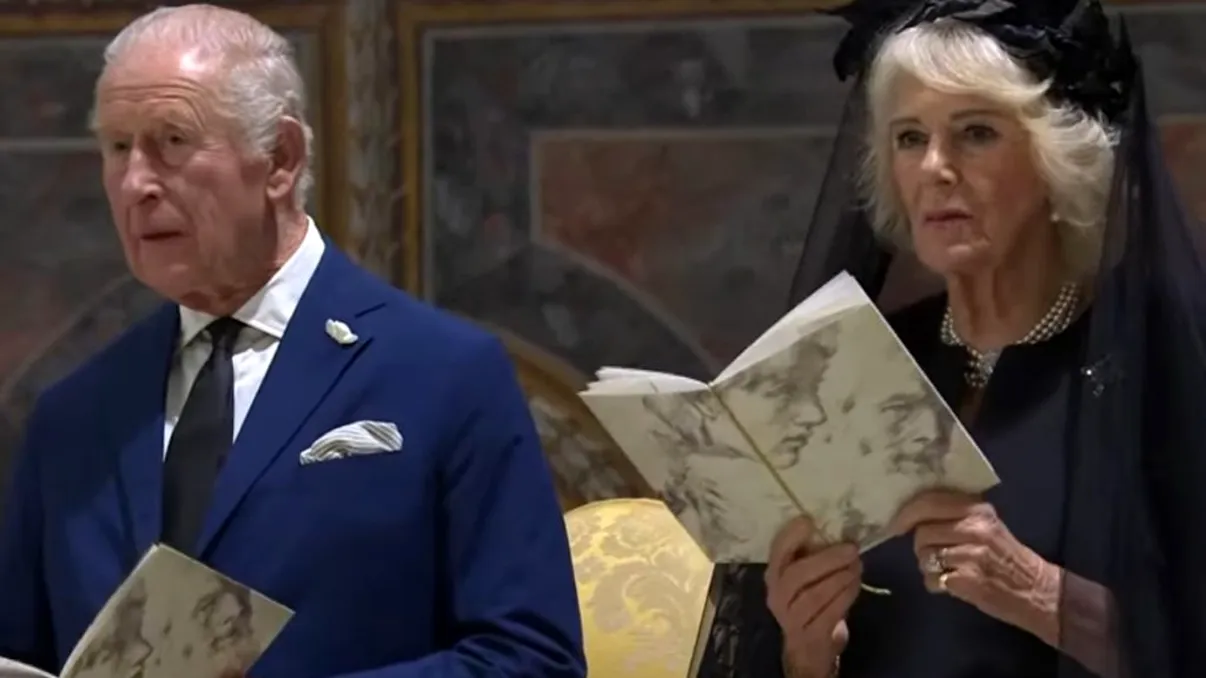 Regina Camilla, şuşoteli cu Regele Charles, în Capela Sixtină. Momentul a fost surprins de fotografi