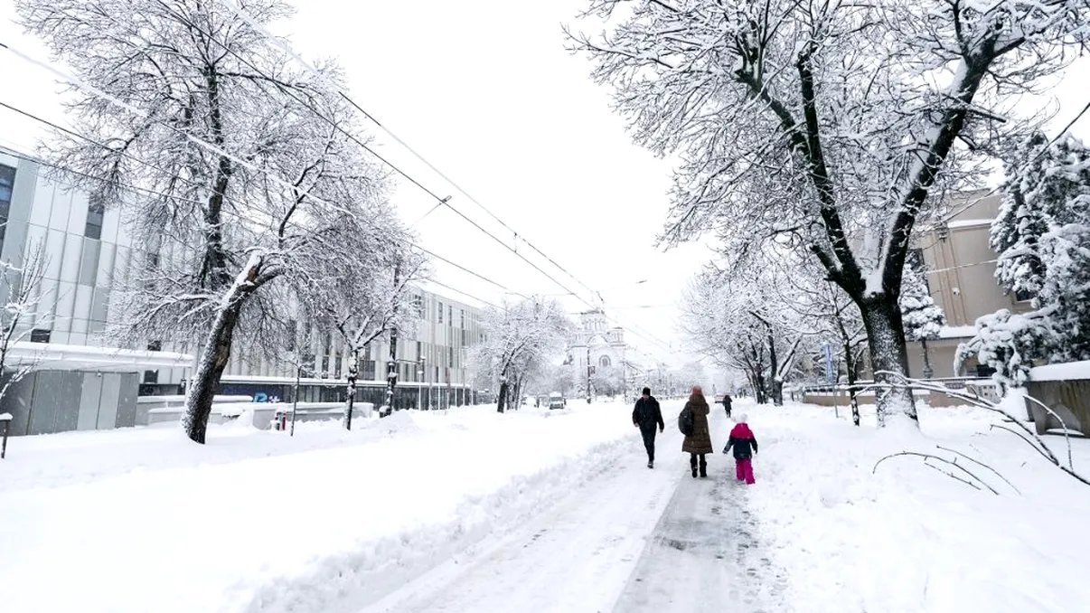 Cât ține noul val de ninsori. Meteorologii anunță viscol la munte și vânt puternic în toată țara. Prognoza meteo actualizată
