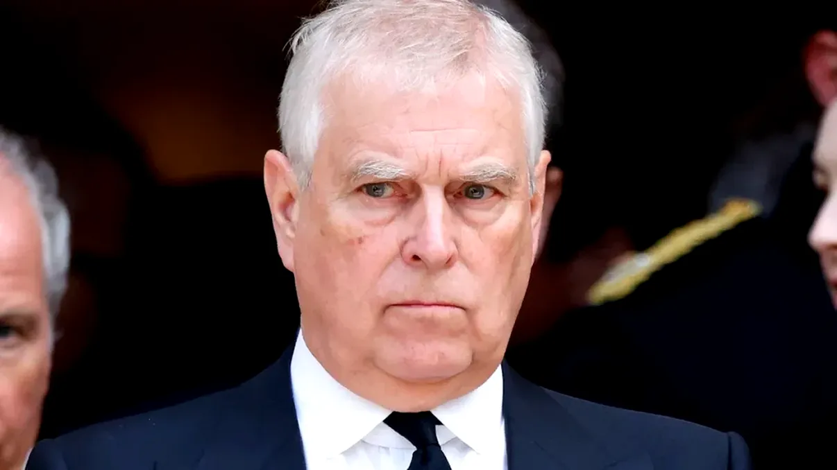 Imaginea cu fostul prinț Andrew, marcat de șoc, în momentul în care a fost arestat. Fotografia a făcut înconjurul lumii