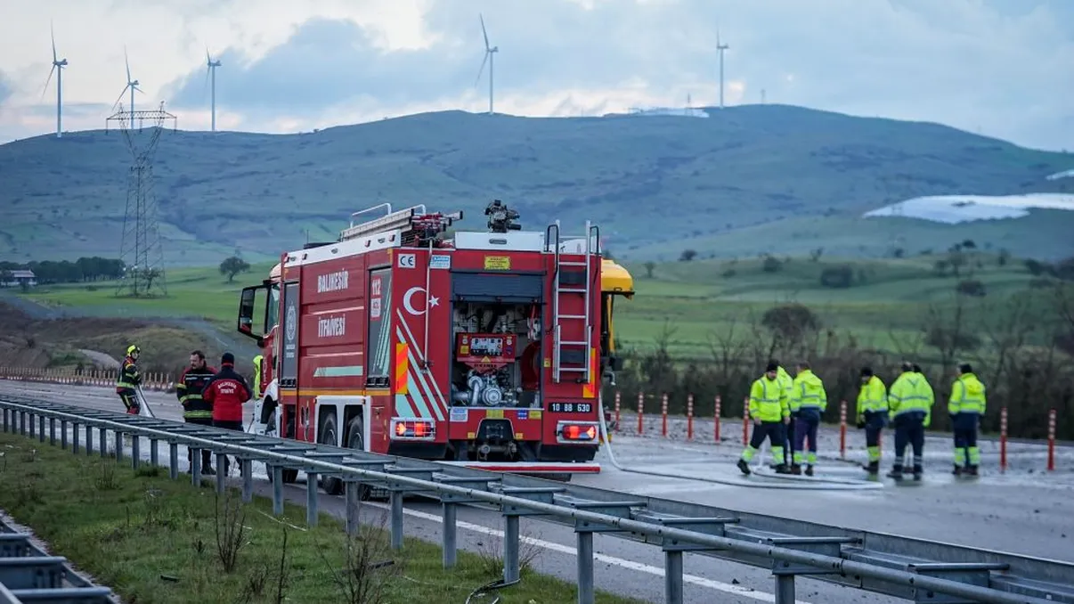 Un avion F-16 al Forțelor Aeriene Turce s-a prăbușit lângă autostrada Istanbul–Izmir. Pilotul a murit