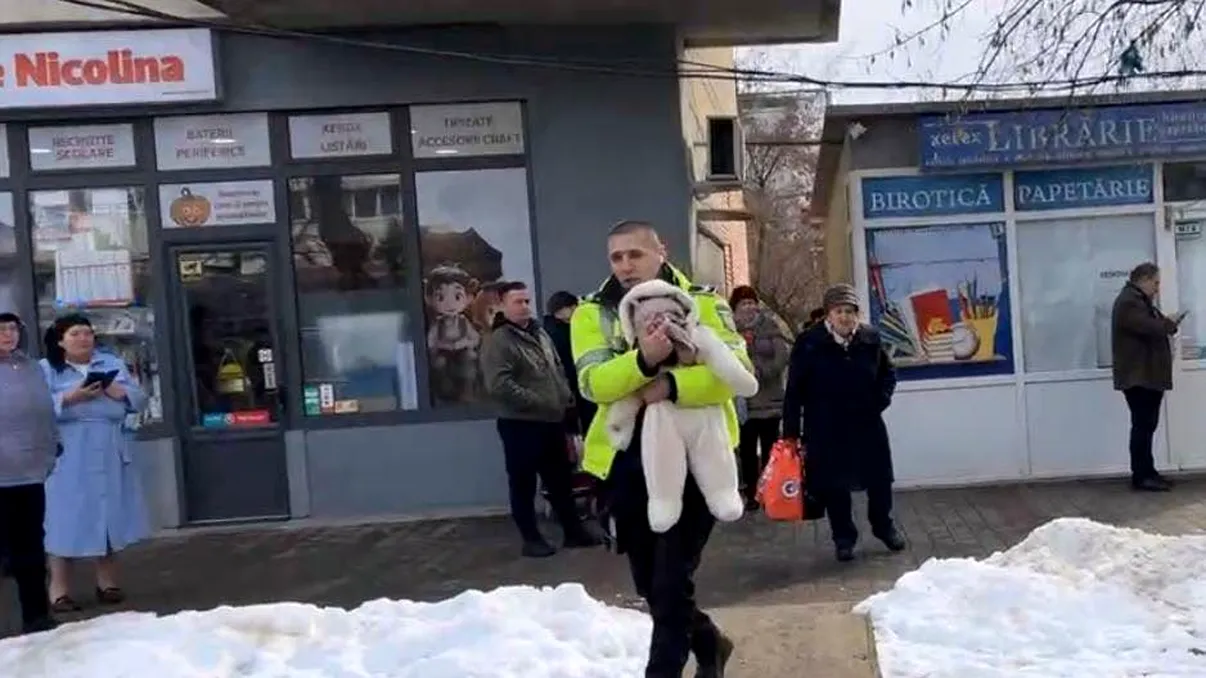 Imaginea zilei. Poliţistul din Iaşi care a salvat un bebeluş din flăcări: 