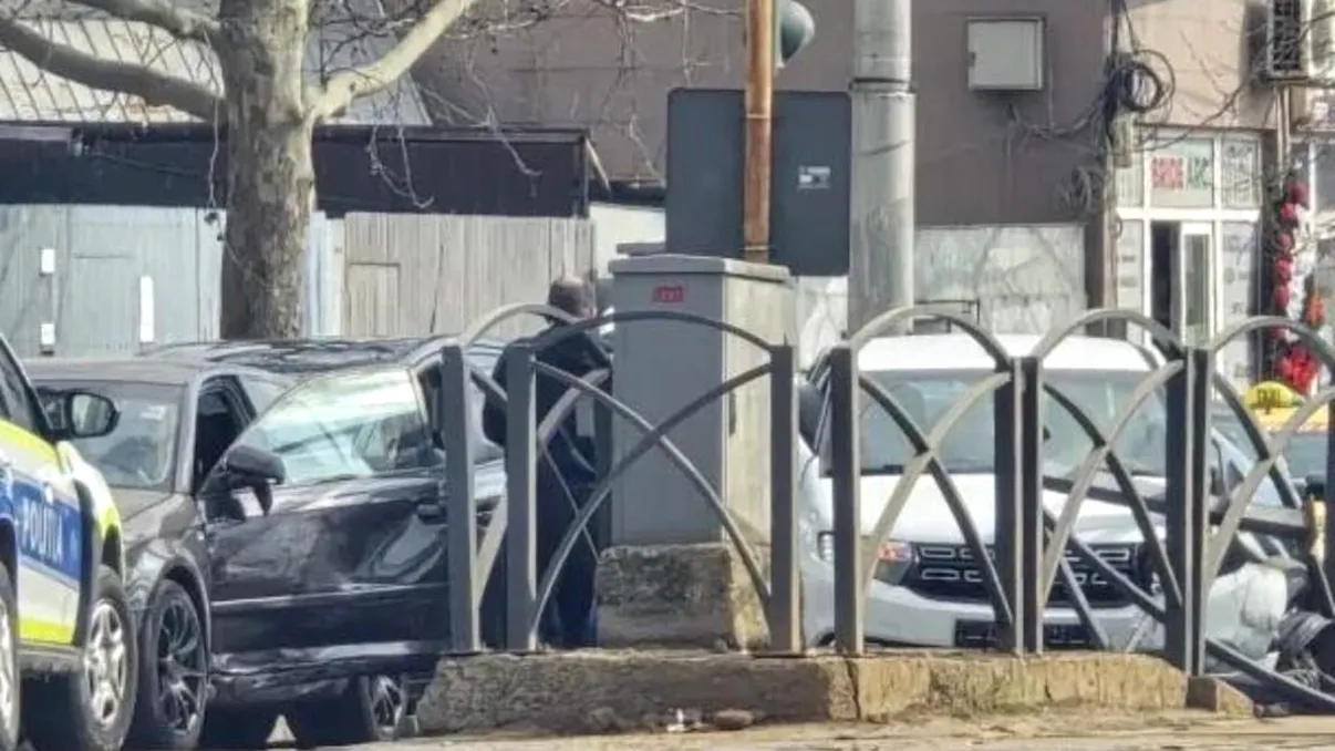Carambol cu trei mașini în București. Un autoturism a ricoșat în gardul refugiului de tramvai și a lovit pietoni