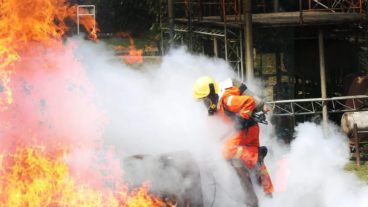 Imagini cu incendiul uriaș din Arad. Au fost emise trei mesaje RO-ALERT după ce focul a cuprins o fabrică de polistiren