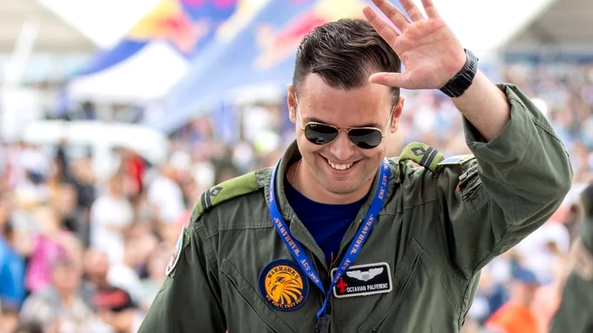 Durere de neimaginat la înmormântarea lui Octavian Palferenț, unul dintre cei mai tineri piloți de F-16. Ce a apărut pe cer în timpul tristului eveniment