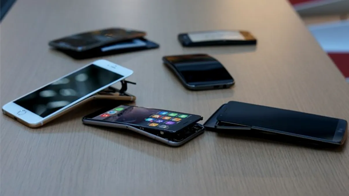 Greutatea sub care crapă: iPhone 6 Plus e mai tare decât iPhone 6, dar Note 3 rege [VIDEO]