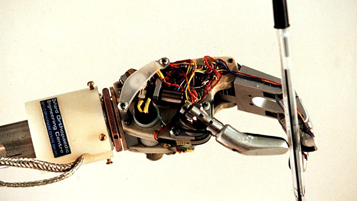 Un robot se pregătește pentru examenul de admitere la facultate