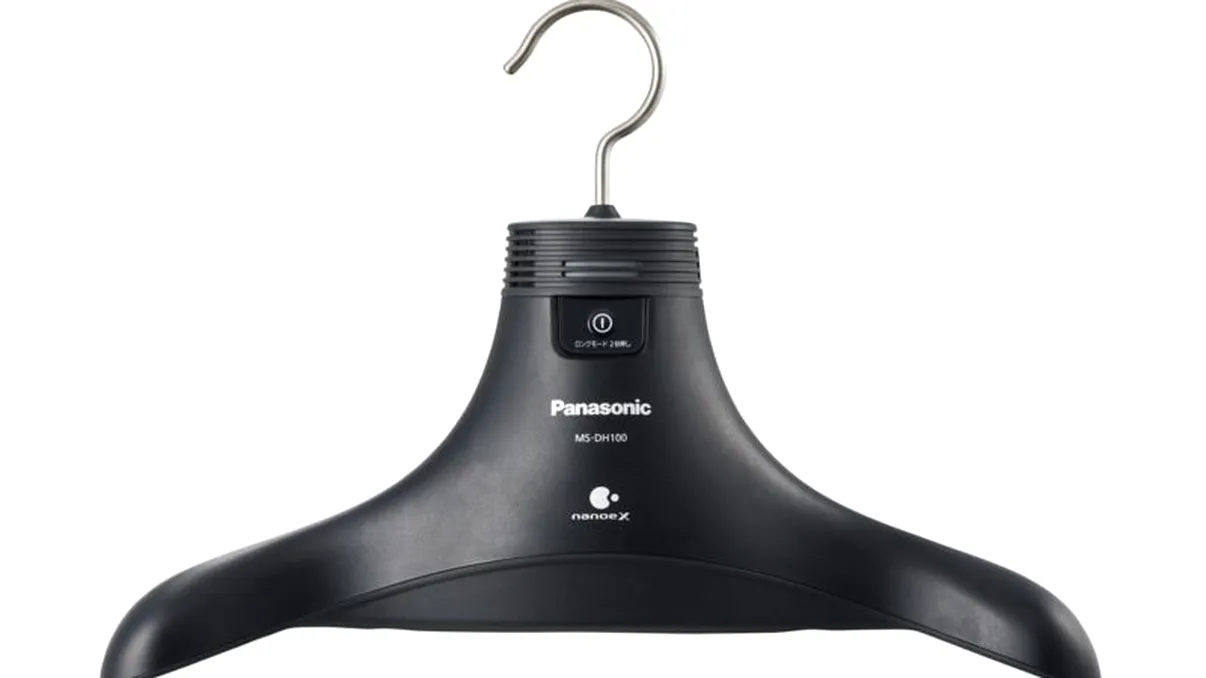 Panasonic a lansat un umeraș inteligent care îți curăță hainele