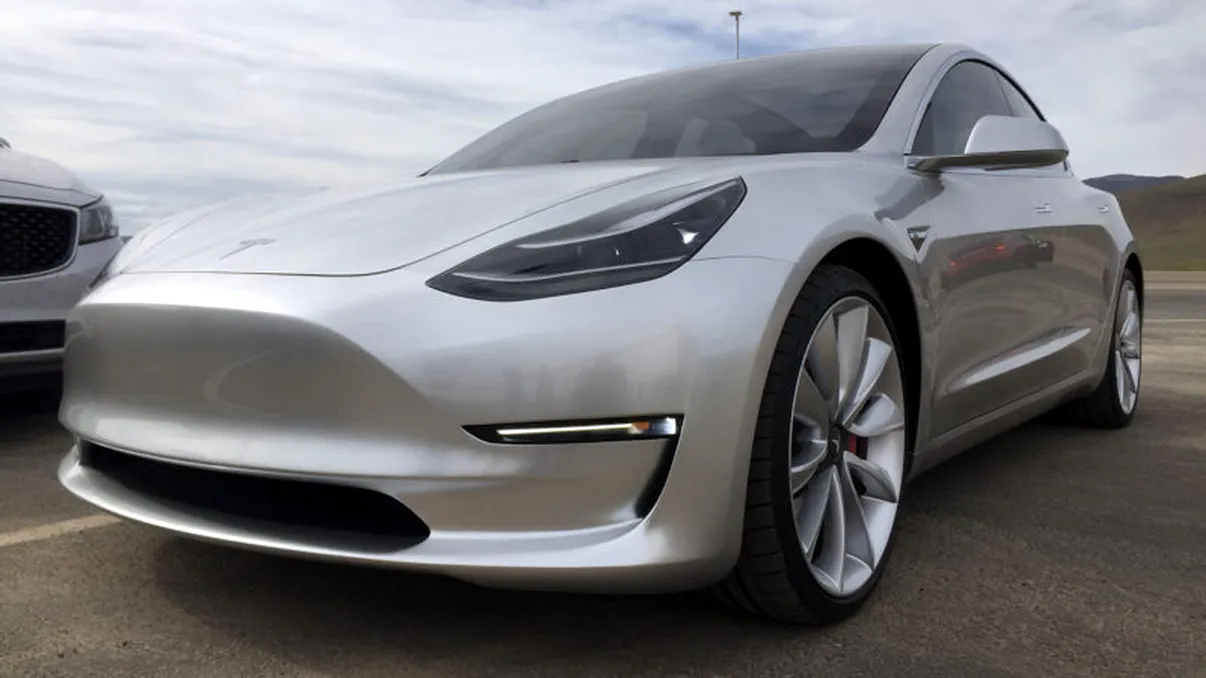 Varianta de top a Tesla Model 3 va întârzia cel puțin un an