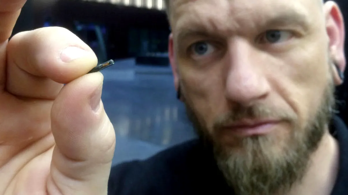 Țara unde oamenii se înghesuie să-și pună microcipuri sub piele