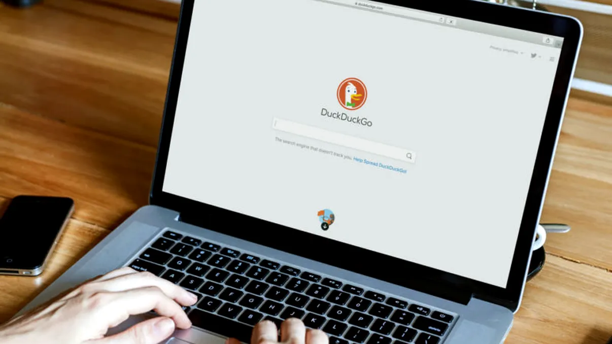 De ce să folosești DuckDuckGo în loc de Google, fără să te preocupe colectarea de date