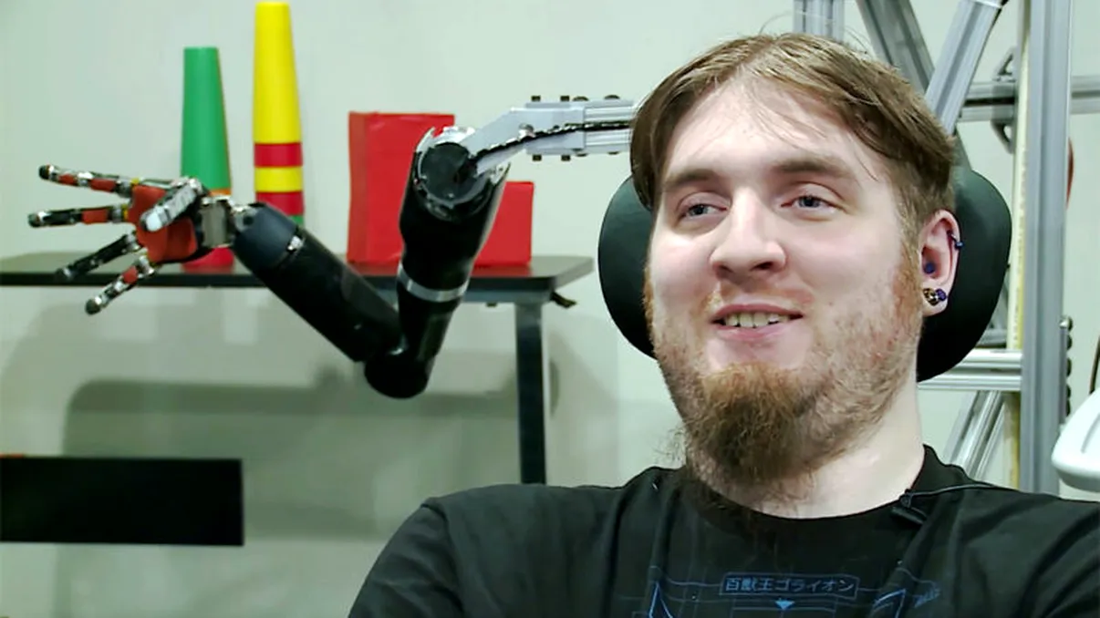 Povestea bărbatului care are un implant în creier și poate controla roboții cu puterea minții